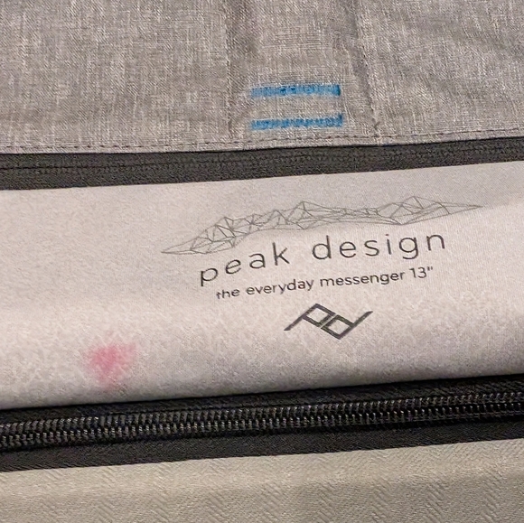Peak Design Everyday Messenger Bag 13" Gray w/ Two Divider Inserts - Picture 4 of 5